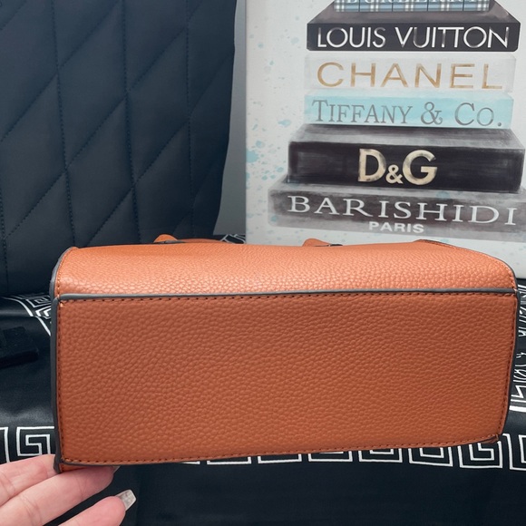 🌟Caramel Color Satchel Tote Bag with Gold Accents🌟NWT also can be crossbody - Picture 6 of 9